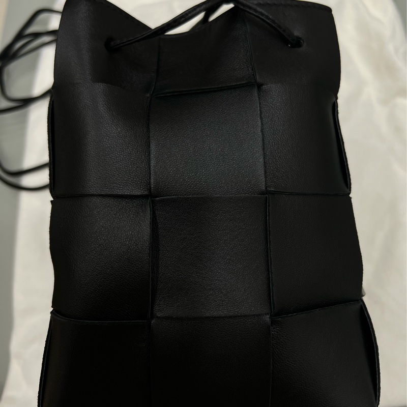 BOTTEGA VENETA Cassette 小羊皮編織迷你水桶包-7