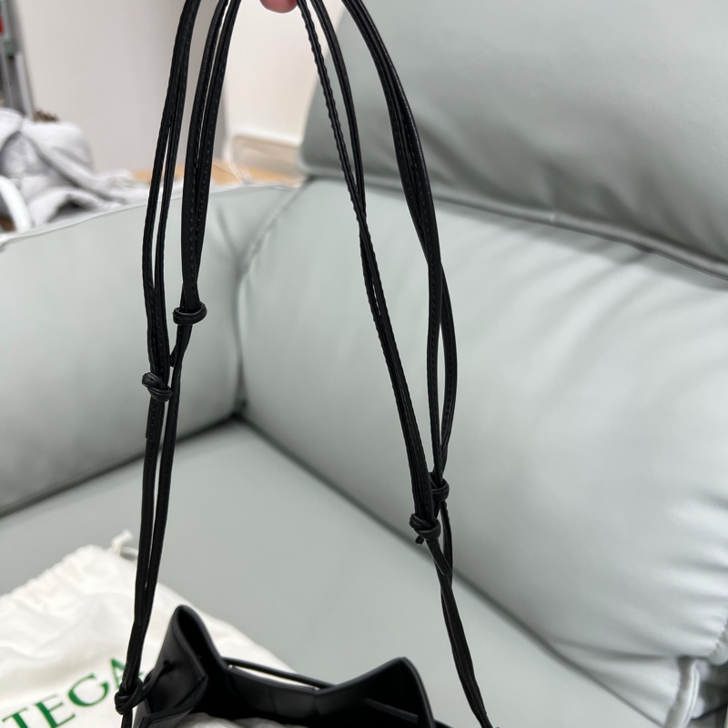 BOTTEGA VENETA Cassette 小羊皮編織迷你水桶包-11