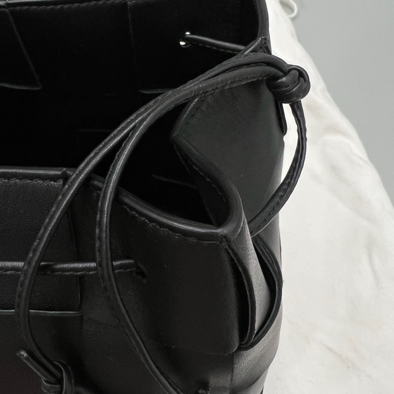 BOTTEGA VENETA Cassette 小羊皮編織迷你水桶包-12