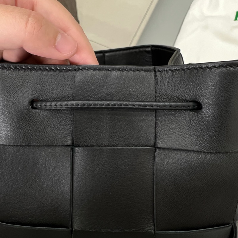 BOTTEGA VENETA Cassette 小羊皮編織迷你水桶包-13