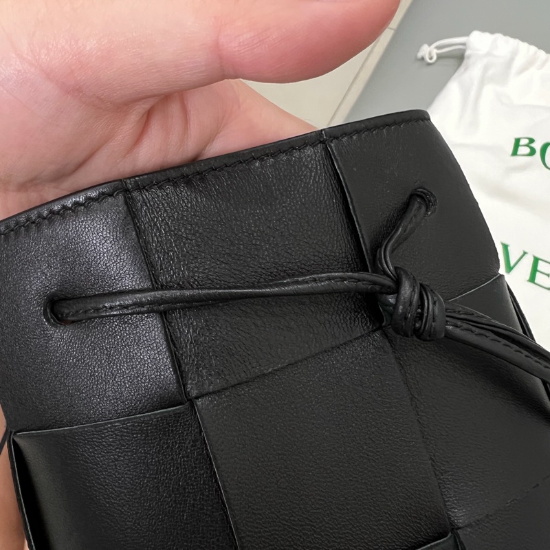 BOTTEGA VENETA Cassette 小羊皮編織迷你水桶包-16