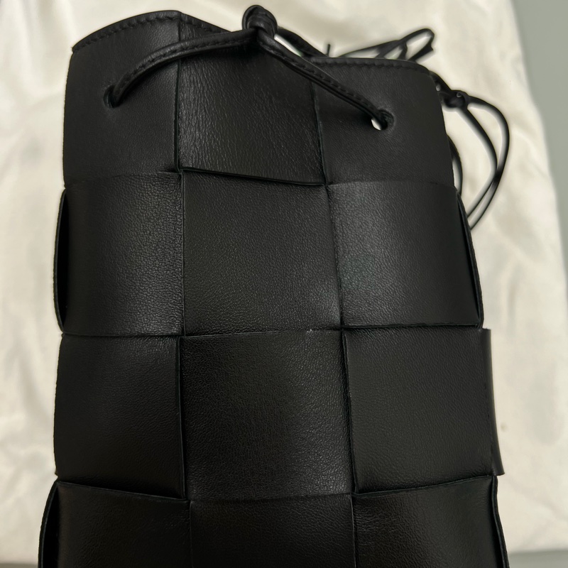BOTTEGA VENETA Cassette 小羊皮編織迷你水桶包-17