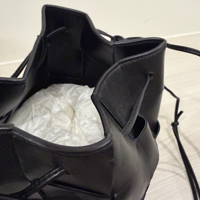 BOTTEGA VENETA Cassette 小羊皮編織迷你水桶包-18