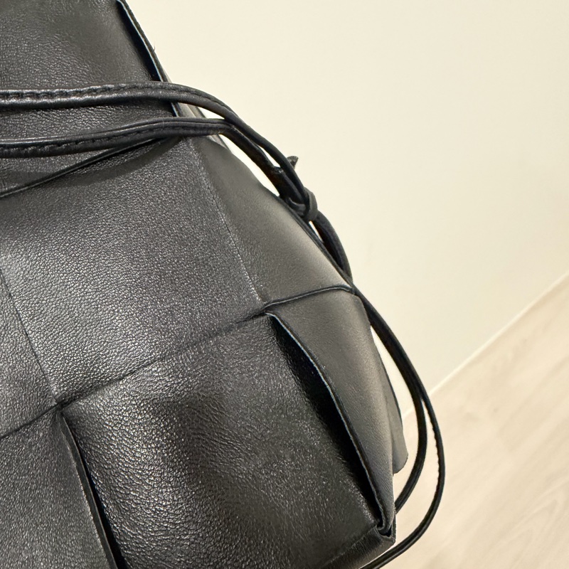 BOTTEGA VENETA Cassette 小羊皮編織迷你水桶包-21