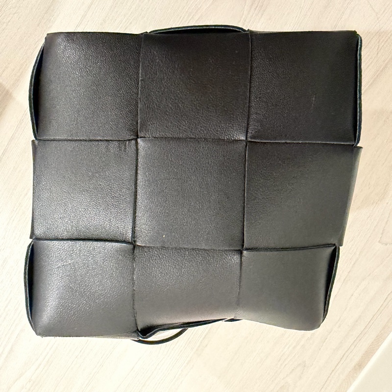 BOTTEGA VENETA Cassette 小羊皮編織迷你水桶包-22