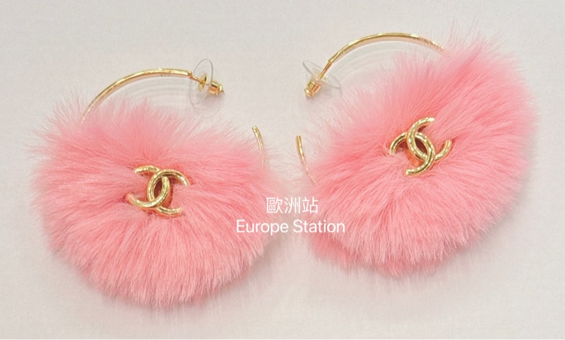 Chanel Hoop Earrings，Metal & Fantasy Fur，Gold & Pink-0