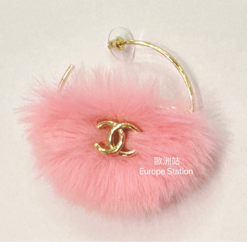 Chanel Hoop Earrings，Metal & Fantasy Fur，Gold & Pink-1