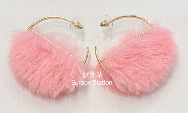 Chanel Hoop Earrings，Metal & Fantasy Fur，Gold & Pink-2