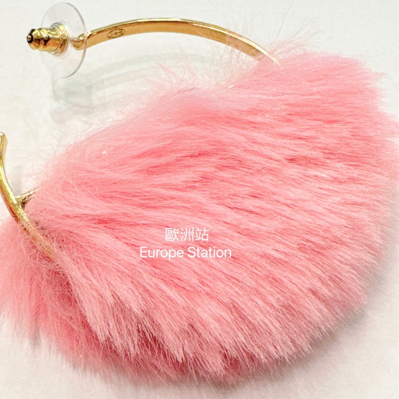 Chanel Hoop Earrings，Metal & Fantasy Fur，Gold & Pink-3