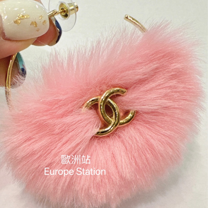 Chanel Hoop Earrings，Metal & Fantasy Fur，Gold & Pink-4