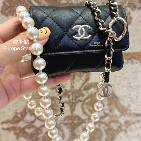 Chanel 黑色羊皮金色CC logo迷你卡包配珍珠鏈條