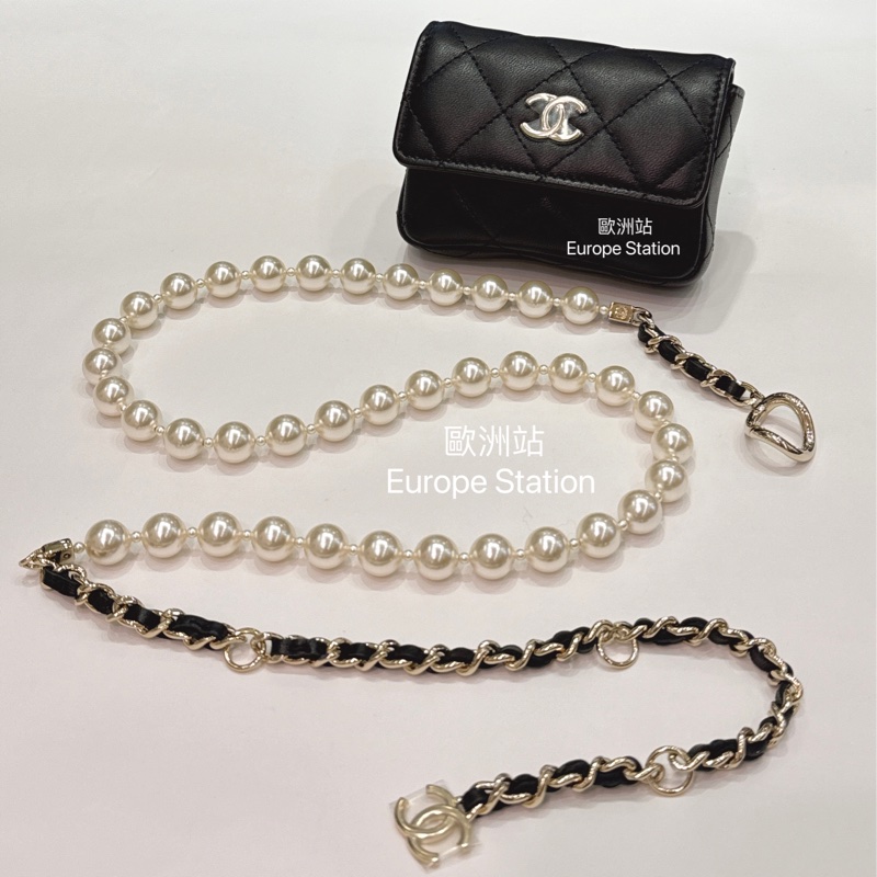 Chanel 黑色羊皮金色CC logo迷你卡包配珍珠鏈條-1