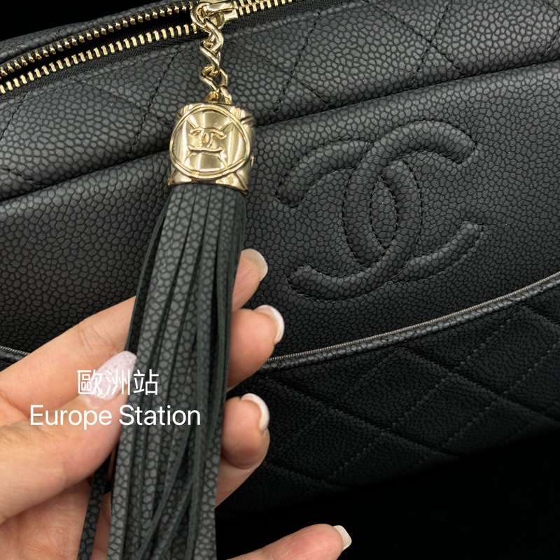 Chanel 黑色小牛皮方包型配金色鏈條斜孭-4