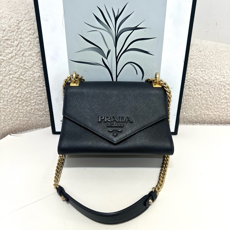 Prada Saffiano十字紋鏈條包 黑金牛皮 單肩斜挎信封包 尺寸約21*16cm-0