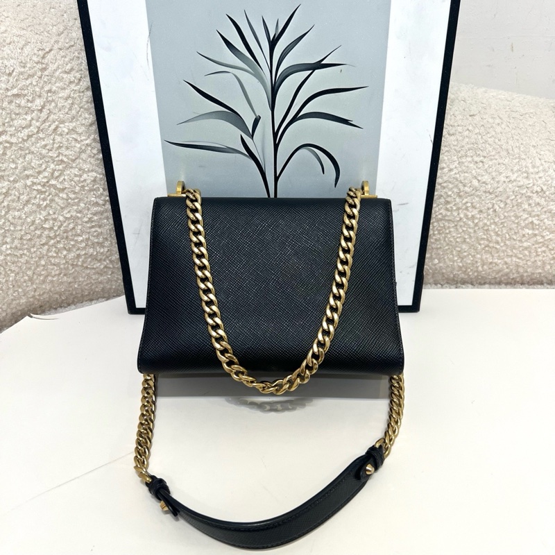 Prada Saffiano十字紋鏈條包 黑金牛皮 單肩斜挎信封包 尺寸約21*16cm-1