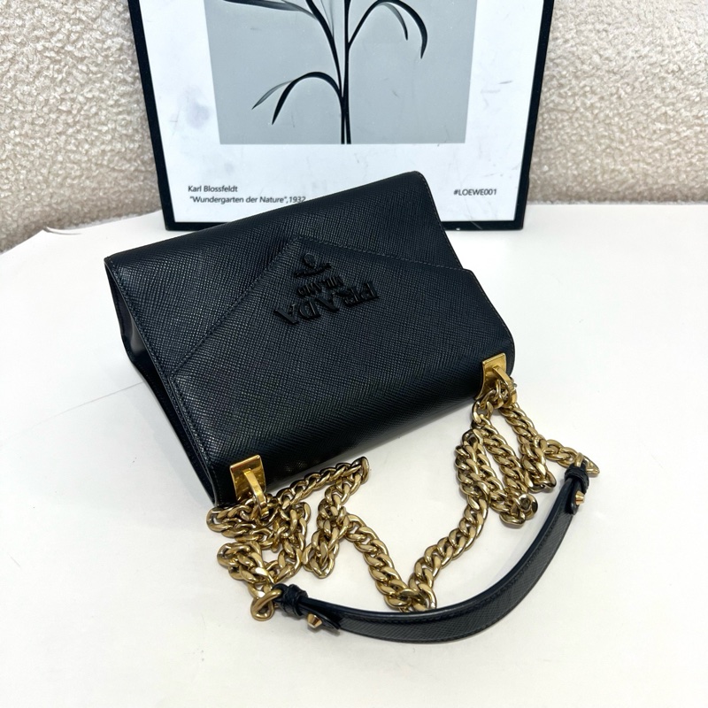 Prada Saffiano十字紋鏈條包 黑金牛皮 單肩斜挎信封包 尺寸約21*16cm-4