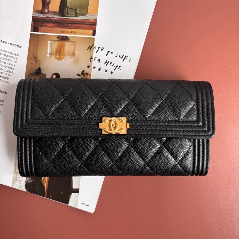 芯片款::CHANEL:: BOY 霧金釦黑色荔枝牛皮口蓋長夾 釦式長夾 發財長夾-0