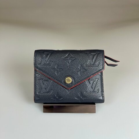 LV M64577  海軍藍壓紋信封短夾