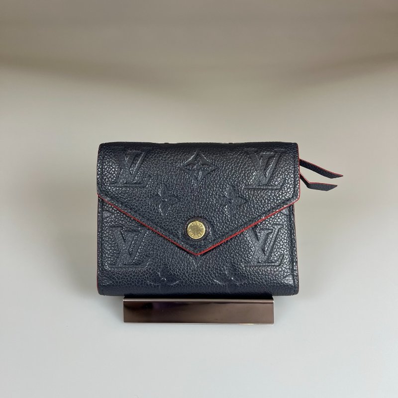 LV M64577  海軍藍壓紋信封短夾-0