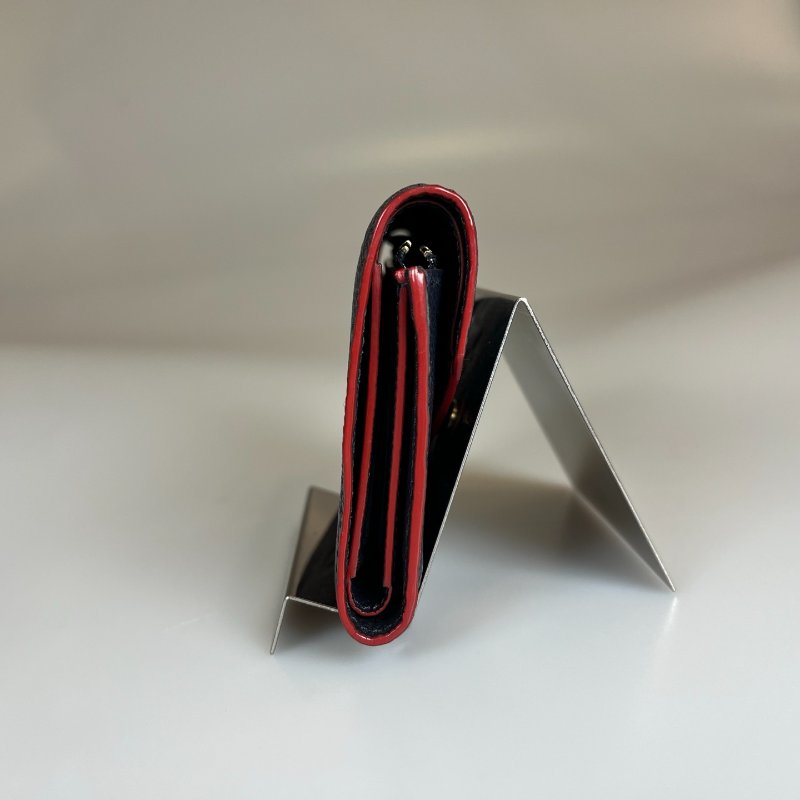 LV M64577  海軍藍壓紋信封短夾-3