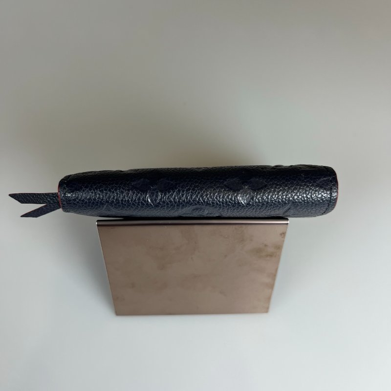 LV M64577  海軍藍壓紋信封短夾-4