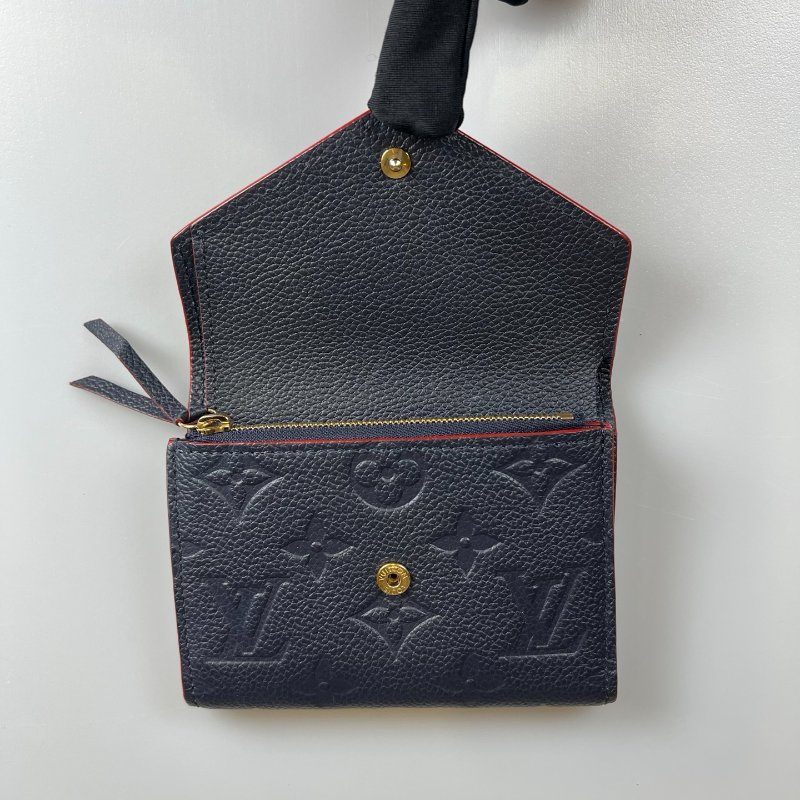 LV M64577  海軍藍壓紋信封短夾-6