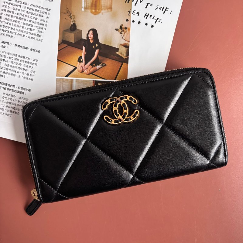 ::CHANEL:: 19系列經典金屬雙C 黑色菱格紋拉鍊長夾-1