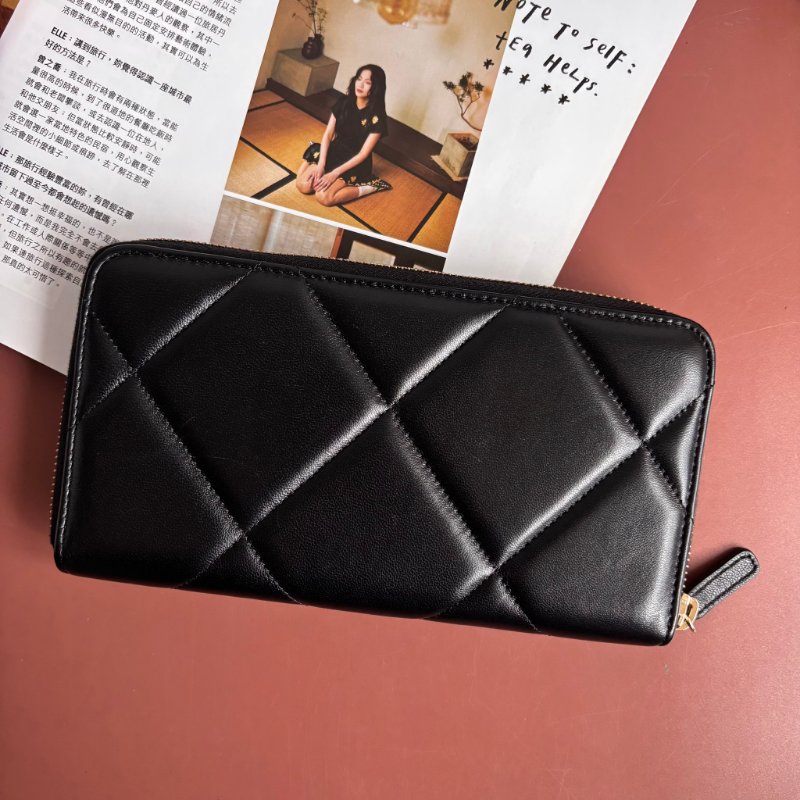 ::CHANEL:: 19系列經典金屬雙C 黑色菱格紋拉鍊長夾-2