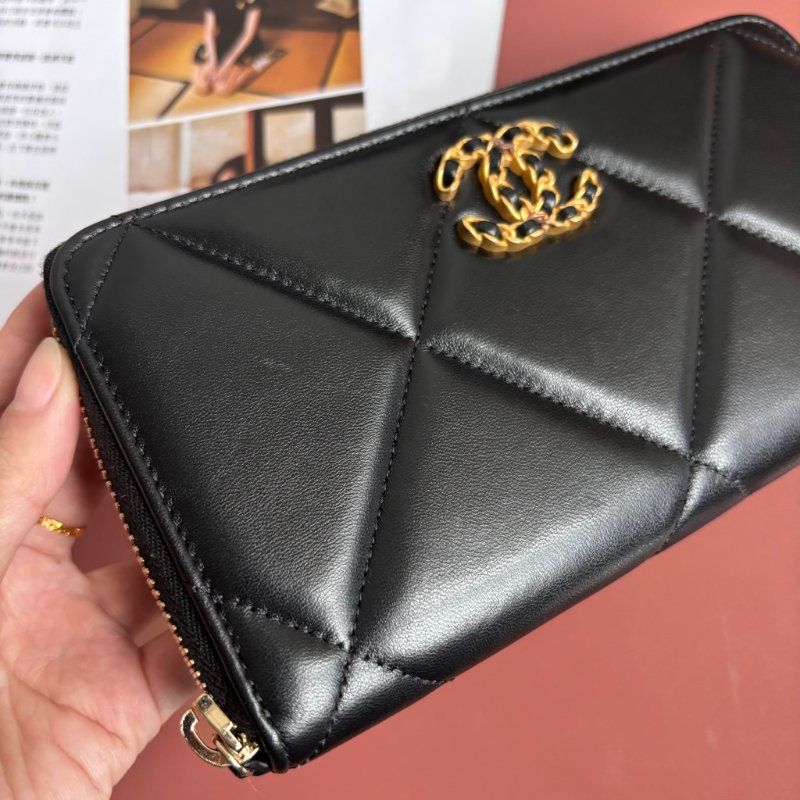::CHANEL:: 19系列經典金屬雙C 黑色菱格紋拉鍊長夾-5