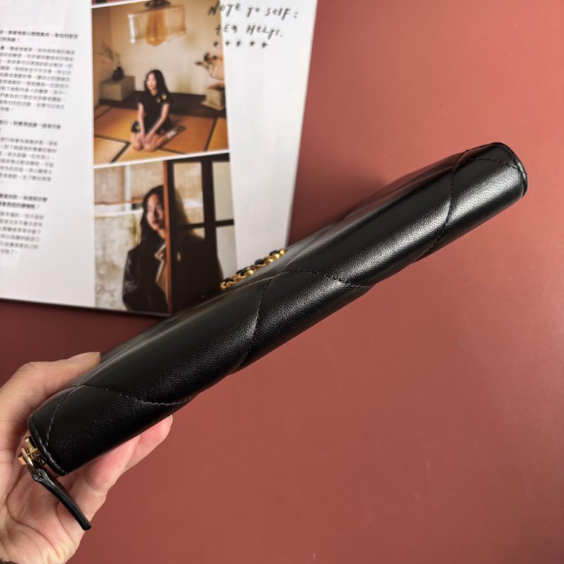 ::CHANEL:: 19系列經典金屬雙C 黑色菱格紋拉鍊長夾-6