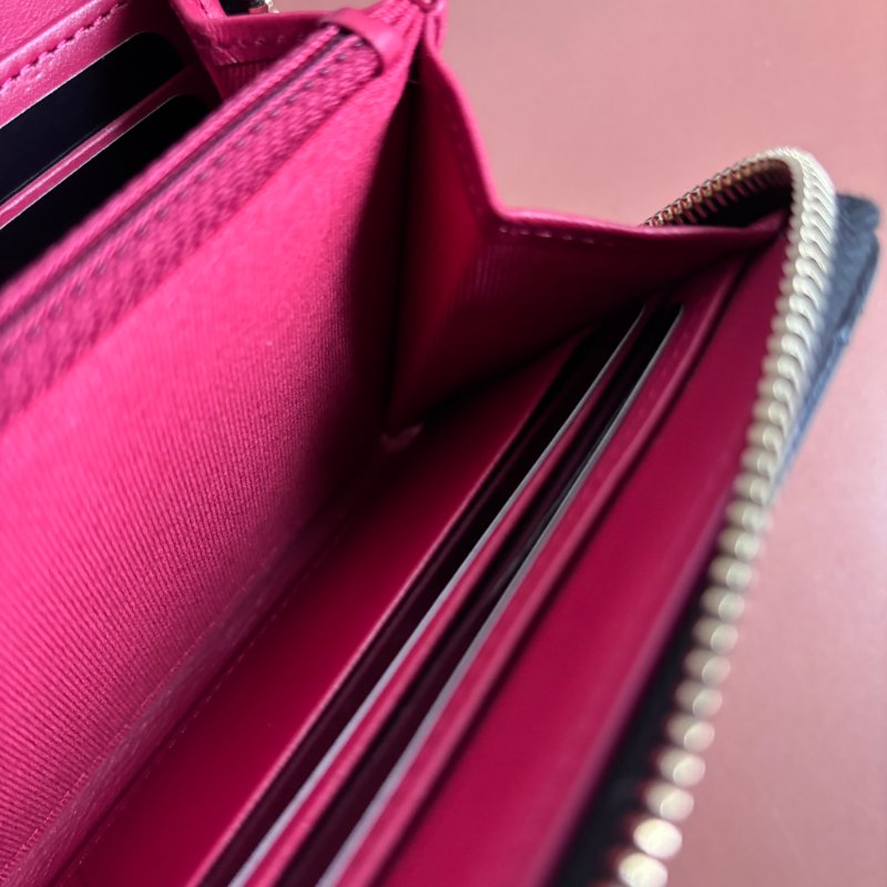 ::CHANEL:: 19系列經典金屬雙C 黑色菱格紋拉鍊長夾-18