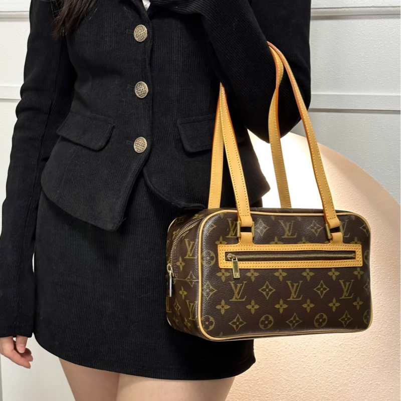 【中古有個性😎男女通用✨全網最低價】LV開口笑相機包中號-1