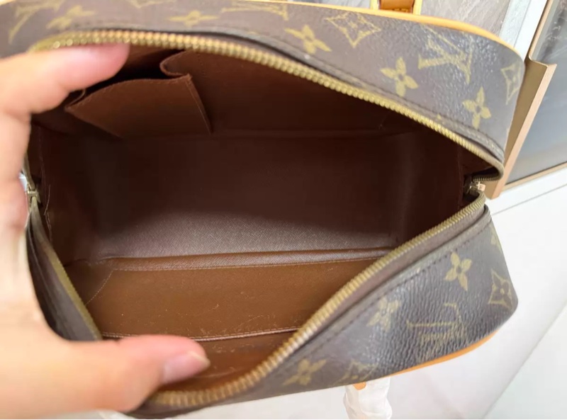 【中古有個性😎男女通用✨全網最低價】LV開口笑相機包中號-9