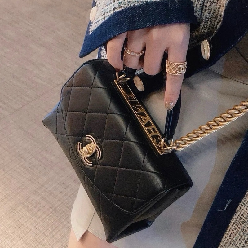 Chanel香奈兒 Trendy CC黑金鏤空字母Kelly鏈條郵差包-8