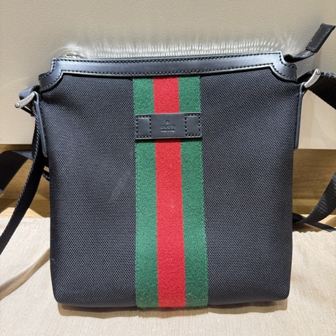 Gucci 斜背包小號背帶可調整男女皆可