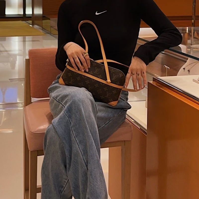 【90%新✨型格潮人✨稀有罕見不怕撞包】LV vintage枕頭包小號 稀有老花Coussin抱枕包單肩包｜手提包｜老花腋下包-1