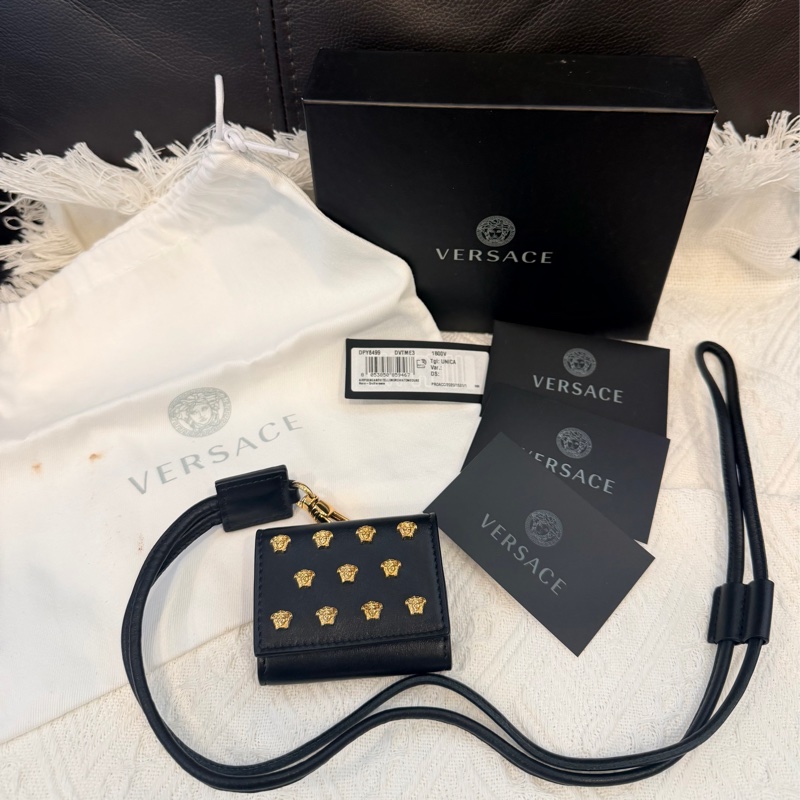 Versace 鉚釘 黑色皮革 AirPods 耳機保護殼-1