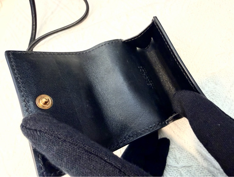 Versace 鉚釘 黑色皮革 AirPods 耳機保護殼-4