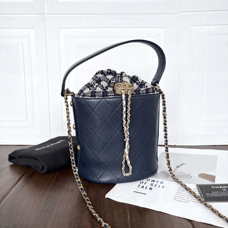 chanel 海軍藍 牛皮拼接 抽繩水桶包17*22 全新配件塵袋保卡購證-1