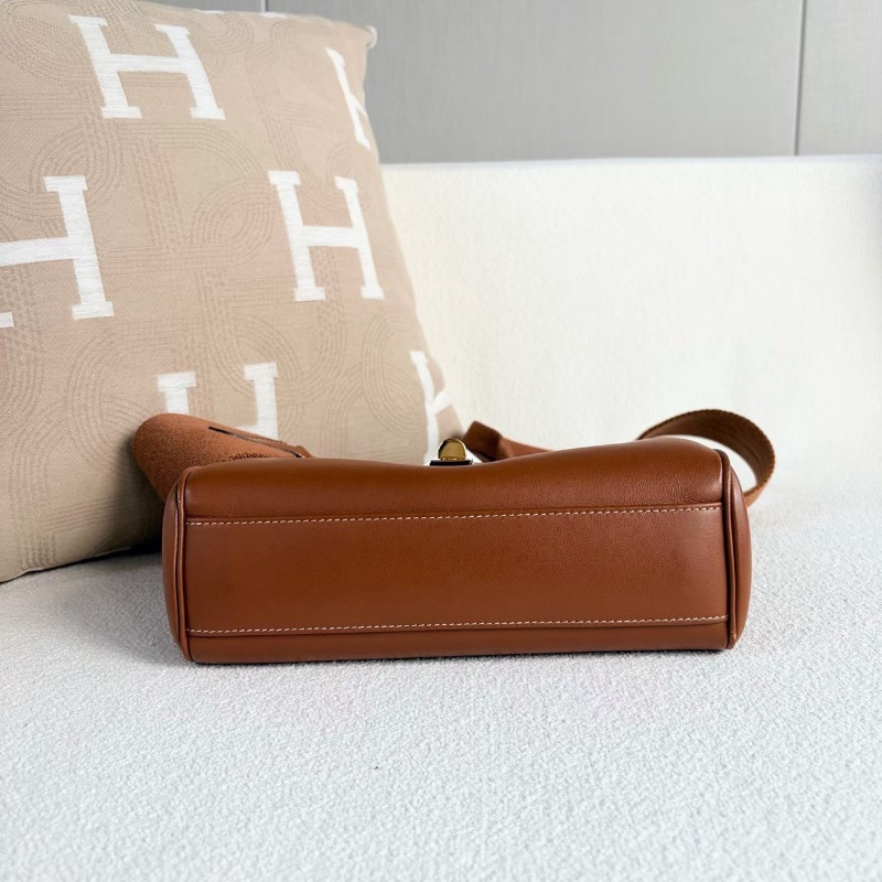 Celine Soft16小號肩背斜背包 金棕 牛皮 24*16*7 98新配件塵袋肩帶-6