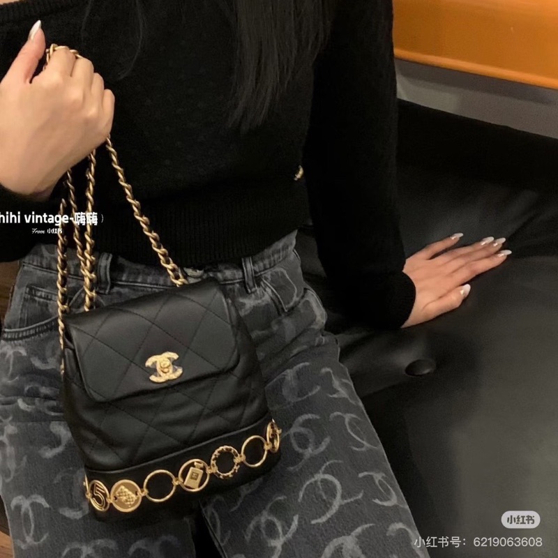 Chanel23b黑金金幣徽章後背包 芯片款 黑色金扣 羊皮18*17.5*8.5 99新配件塵袋-0