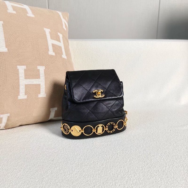 Chanel23b黑金金幣徽章後背包 芯片款 黑色金扣 羊皮18*17.5*8.5 99新配件塵袋-3