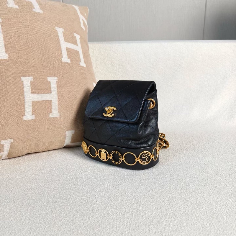 Chanel23b黑金金幣徽章後背包 芯片款 黑色金扣 羊皮18*17.5*8.5 99新配件塵袋-5