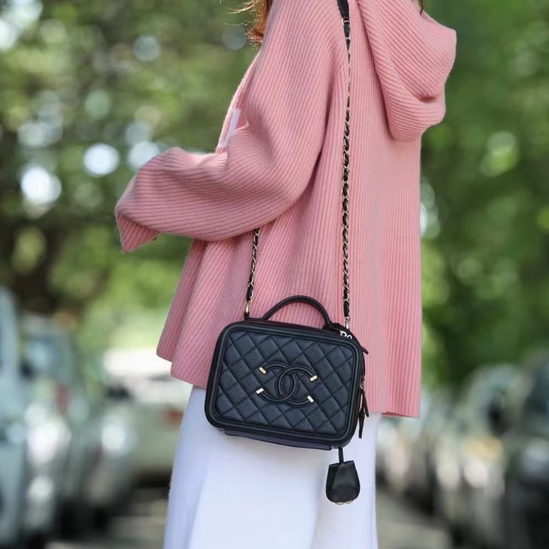 Chanel 黑色相機包 牛皮 21*16*9 98新配件塵袋保卡-1