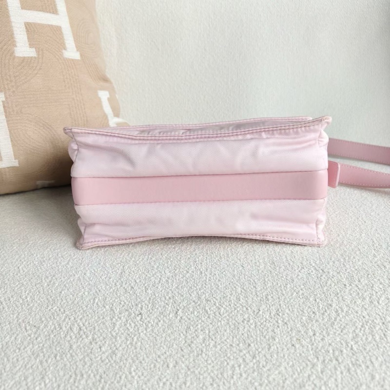 Prada cini尼龍郵差包 23*16*11 粉色尼龍布 98新配件保卡塵袋-4