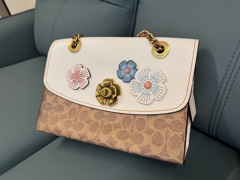 Coach 花花斜肩背袋-0