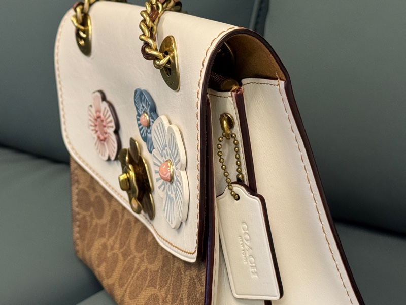 Coach 花花斜肩背袋-1