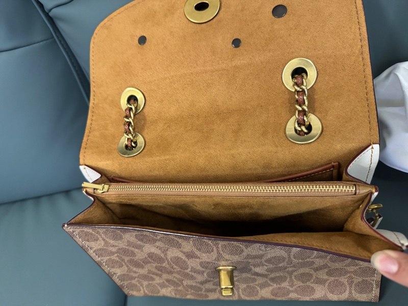 Coach 花花斜肩背袋-4