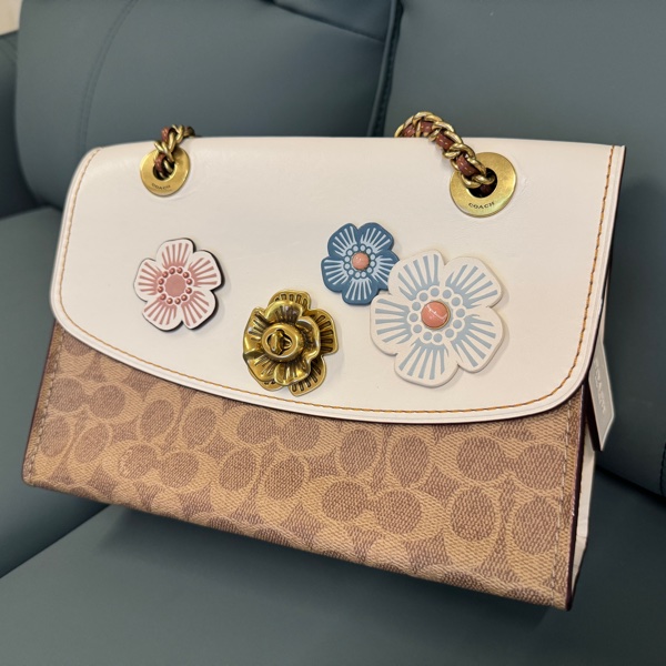 Coach 花花斜肩背袋-6