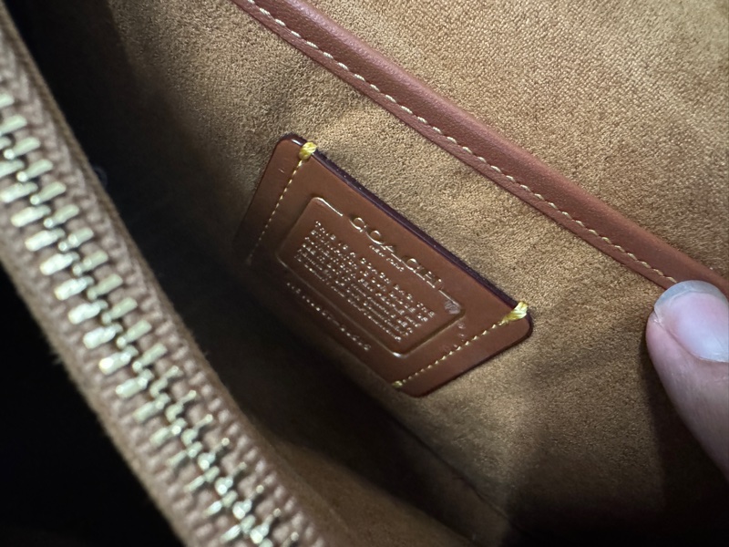 Coach 花花斜肩背袋-10